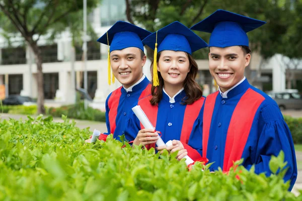 Vietnamca Öğrencilerin Mezuniyet Önlük Üniversite Kampüsü Içinde Fotoğraf Için Poz — Stok fotoğraf