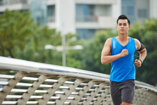 Dagelijkse Routine Van Aziatische Sportieve Man Hij Draait Stad Brug — Stockfoto