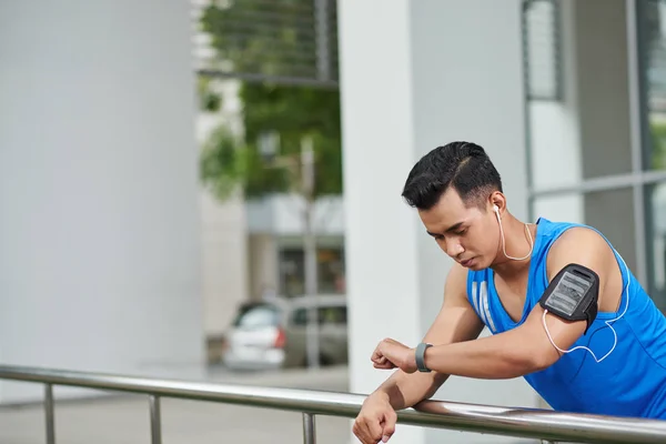 Asiatique Homme Vérifier Son Rythme Cardiaque Sur Fitness Tracker Après — Photo