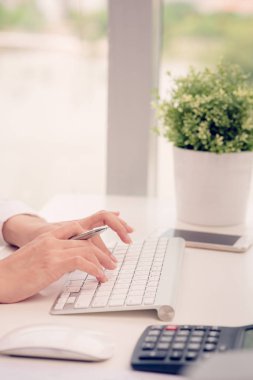 Klavyede yazarak iş kadını elinde