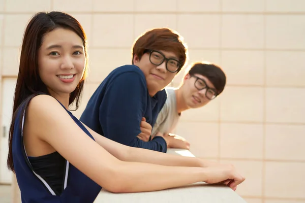 Portret Van Vrij Koreaanse Meisje Glimlachend Camera Haar Vrienden Zijn — Stockfoto