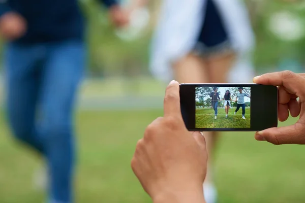 Hans Του Ατόμου Χρησιμοποιώντας Smartphone Για Κάνει Βίντεο Φίλων Διασκεδάζει — Φωτογραφία Αρχείου