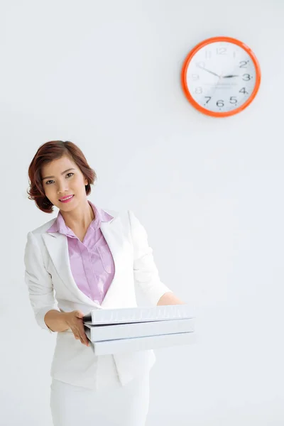 Retrato Mujer Negocios Con Pila Documentos Pie Pared Con Reloj —  Fotos de Stock