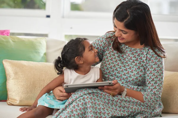 Hintli Kadın Küçük Kızı Uygulama Üzerinde Dijital Tablet Kullanma — Stok fotoğraf