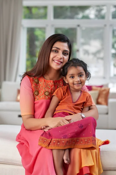 Glückliche Indische Mutter Und Ihre Kleine Tochter Traditioneller Kleidung — Stockfoto
