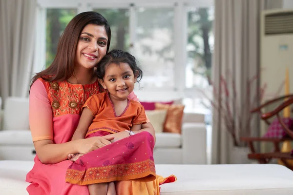 Schöne Indische Frau Und Kleine Tochter Sitzen Auf Ihren Knien — Stockfoto