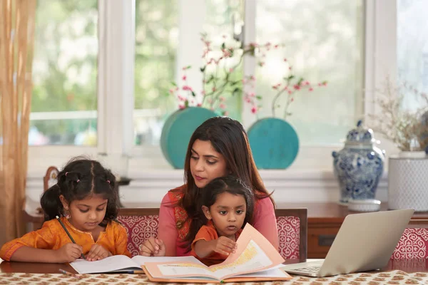 Mother Teachers Her Two Little Daughters Home — Stock Photo, Image