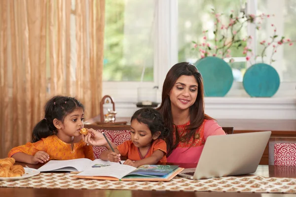 Vrolijke Vrij Indiase Vrouw Die Laptop Werkt Als Babysit — Stockfoto