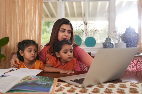 Mujer India Joven Sus Dos Hijas Viendo Algo Ordenador Portátil — Foto de Stock