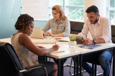Finans yöneticileri masada otururken yıllık hesapları hazırlanıyor