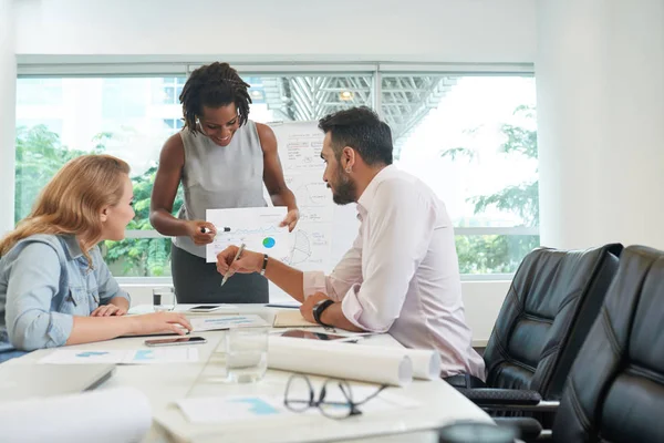 Gente Negocios Sentada Mesa Con Documentos Papel — Foto de Stock