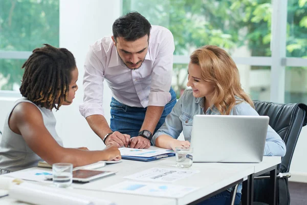 Bärtiger Geschäftsmann Präsentiert Ideen Hübschen Kolleginnen — Stockfoto