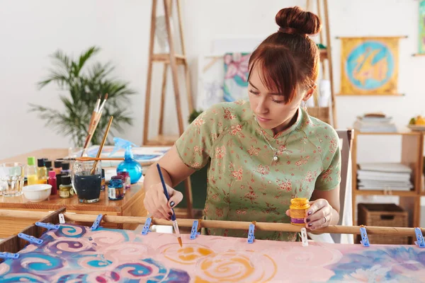 Mooie Jonge Vrouw Geconcentreerd Schilderij Haar Atelier — Stockfoto