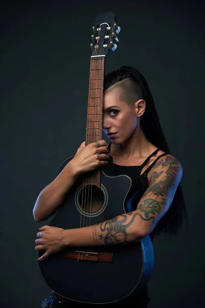 Hermosa Mujer Joven Con Tatuaje Peinado Fresco Posando Con Guitarra —  Fotos de Stock