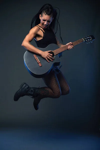 Femme Chanteuse Hard Rock Sautant Avec Guitare Dans Ses Mains — Photo