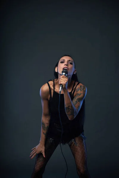 Πορτρέτο Του Γυναικείου Ροκ Τραγουδιστής Τατουάζ Την Αγκαλιά Της — Φωτογραφία Αρχείου