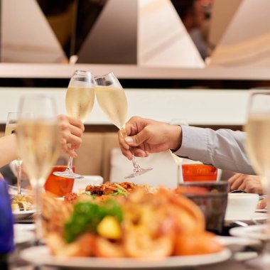 El ile şampanya flüt tezahürat Çift