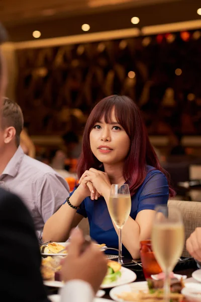 Vrij Vietnamese Jonge Vrouw Achter Feestelijk Diner Aan Tafel — Stockfoto