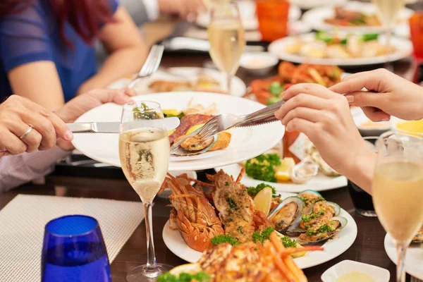 Hände Einer Frau Die Ihrem Mann Beim Festlichen Abendessen Muscheln — Stockfoto