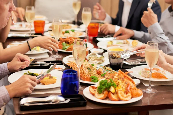Yemek Masasında Seçici Odak Çeşitli Deniz Ürünleri Yemekleri — Stok fotoğraf