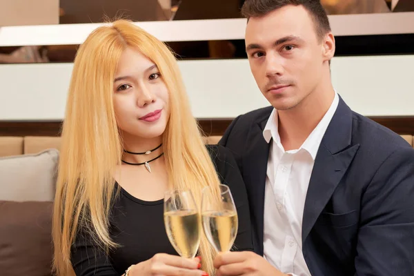 Portrait Young Couple Drinking Champagne Looking Camera — Stock Photo, Image