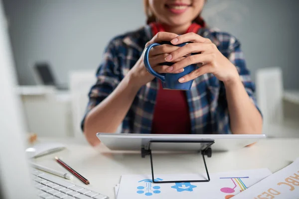 Kvinna Sitter Vid Skrivbord Och Njuta Doftande Kaffe — Stockfoto