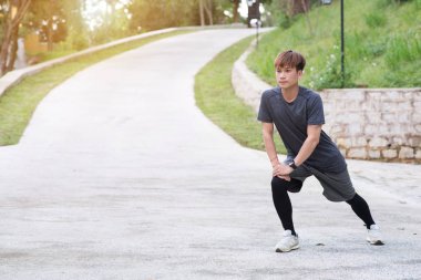 Genç Vietnamlı işi önce eğitimi açık havada lunges