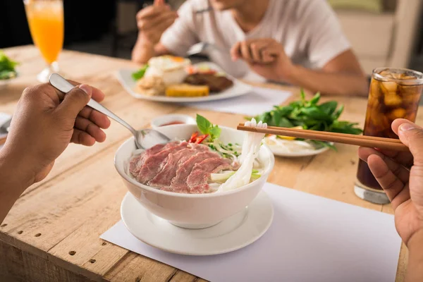 국수와 전통적인 베트남어 쇠고기 수프를 사람의 — 스톡 사진