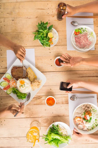Händerna Tre Personer Med Lunch Och Prata Visa Från Ovan — Stockfoto