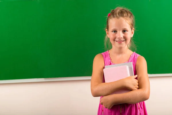 课堂上站在黑板上的快乐女学生肖像 — 图库照片
