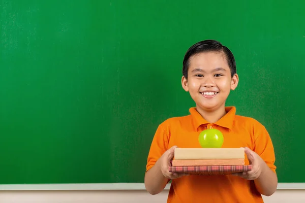 Портрет Счастливого Азиатского Школьника Стопкой Книг Зеленым Яблоком — стоковое фото