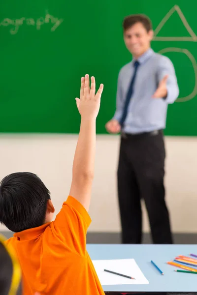Schoolboy Disposto Rispondere Alla Domanda Dell Insegnante — Foto Stock