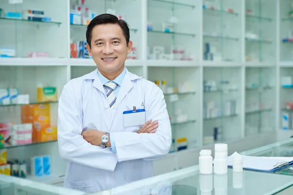 Retrato Trabajador Farmacia Vietnamita Confiado —  Fotos de Stock