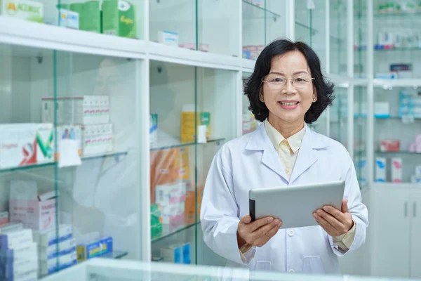 Portrait Sur Drugstore Vietnamien Mature Proviseur Avec Tablette Numérique — Photo