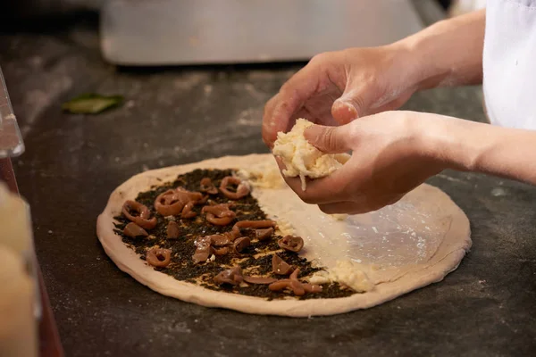 Hände Des Kochs Legen Käse Auf Die Hälfte Der Pizza — Stockfoto