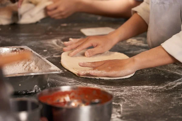 Hände Des Kochs Bereiten Teig Für Pizza — Stockfoto