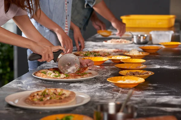 People Cutting Pizza Workshop Cafe — Stock Photo, Image