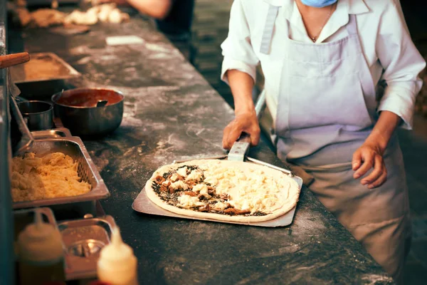 Koch Kocht Pizza Für Kunden Küchencafé — Stockfoto