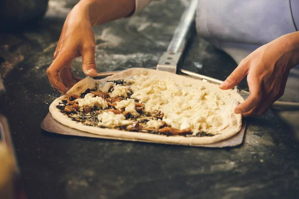 Koch Stellt Pizza Auf Paddel Sie Ofen Kochen — Stockfoto