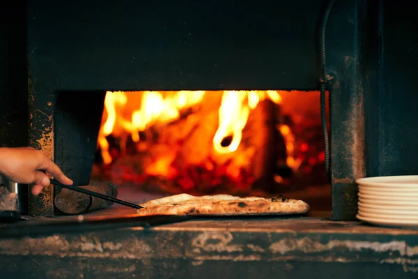 Person Stellt Pizza Auf Paddel Den Ofen — Stockfoto