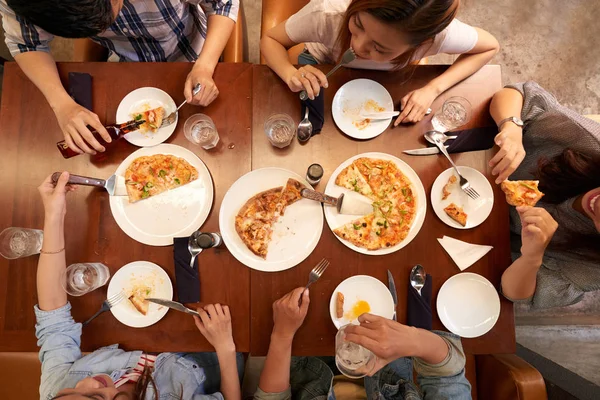 Grupo Jovens Asiáticos Comendo Pizza Grande Mesa Café Vista Cima — Fotografia de Stock