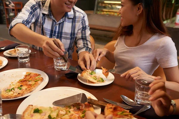 Genç Adam Onun Kız Arkadaşı Plaka Üzerinde Pizza Dilimi Koyarak — Stok fotoğraf