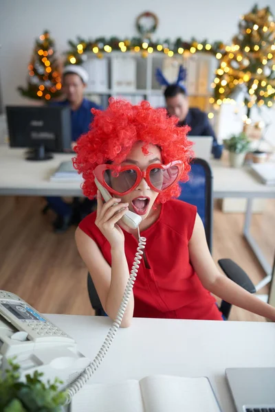 Femme Affaires Perruque Rouge Drôle Lunettes Soleil Appelant Téléphone — Photo