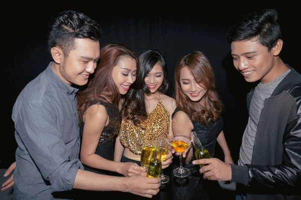 Young Vietnamese Men Women Having Drinks Night Club — Stock Photo, Image