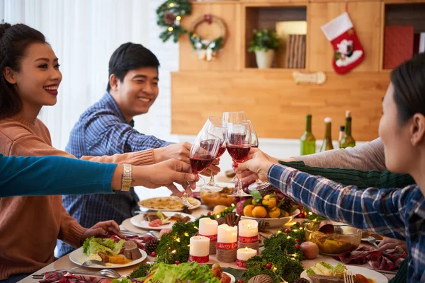 Amigos Brindar Para Natal Sobre Mesa Jantar Decorada — Fotografia de Stock