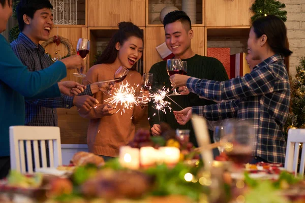 Gente Allegra Con Luci Divertirsi Alla Festa Natale — Foto Stock