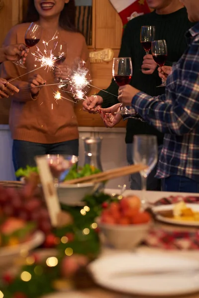 Immagine Ritagliata Amici Con Spumanti Bicchieri Vino Alla Festa Capodanno — Foto Stock