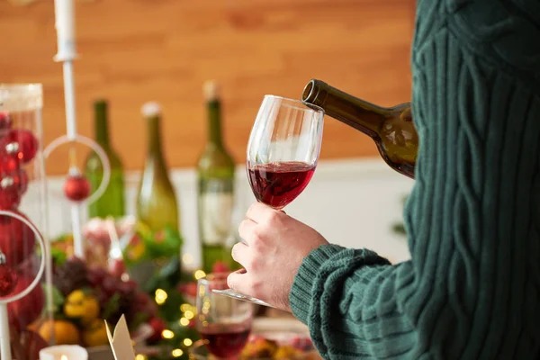 Manos Hombre Llenando Vaso Con Vino Tinto —  Fotos de Stock