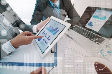 Meslektaşlarının finansal raporların verileri analiz grubu 