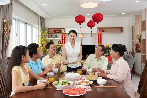 Lächelnde Hausfrau Bringt Hauptgericht Zum Abendessen — Stockfoto